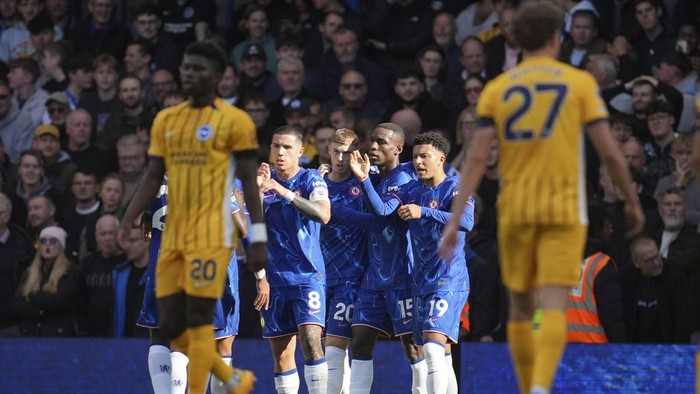 Chelseas Cole Palmer, center, celebrates after scoring his sides first goal during a British Premier League soccer match between Chelsea and Brighton at Stamford Bridge, London, Saturday, Sept. 28, 2024. (AP Photo/Kin Cheung)