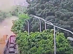 Pipa Septic Tank di China Meledak, Semburan Tinja Kena Warga dan Kendaraan