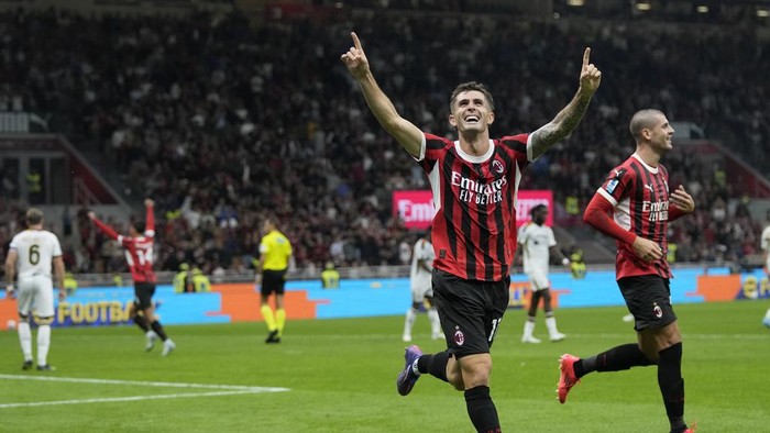 AC Milans Christian Pulisic celebrates after he scored during the Serie A soccer match between AC Milan and Lecce at the San Siro stadium in Milan, Italy, Friday, Sept. 27, 2024. (AP Photo/Antonio Calanni)