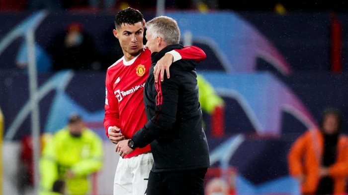 MANCHESTER, UNITED KINGDOM - SEPTEMBER 29: (L-R) Cristiano Ronaldo of Manchester United, coach Ole Gunnar Solskjaer of Manchester United during the UEFA Champions League  match between Manchester United v Villarreal at the Old Trafford on September 29, 2021 in Manchester United Kingdom (Photo by David S. Bustamante/Soccrates/Getty Images)