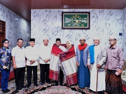 Edy Rahmayadi Bareng Istri Minta Restu ke Pimpinan Ponpes di Medan