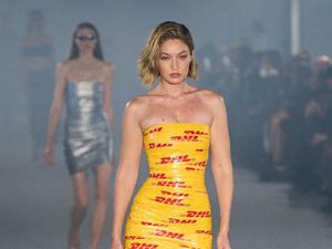 Gaya Gigi Hadid Kenakan Gaun Berlakban DHL di Paris Fashion Week 2024