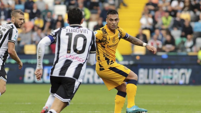 Inter Milans Lautaro Martinez, right, during the Serie A soccer match between Udinese and Inter, at the Bluenergy Stadium in Udine, Italy, Saturday, Sept. 28, 2024. (Andrea Bressanutti/LaPresse via AP)