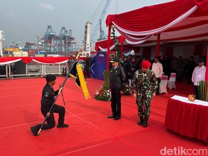 Jokowi Beri Samkaryanugraha ke KRI Nanggala yang Tenggelam pada 2021 Jokowi Beri Samkaryanugraha ke KRI Nanggala yang Tenggelam pada 2021