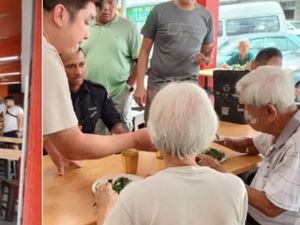 Kedai Nasi Ditabrak Mobil Lansia, Pemiliknya Malah Traktir Makan Kedai Nasi Ditabrak Mobil Lansia, Pemiliknya Malah Traktir Makan