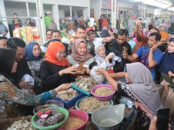 Khofifah Panen Dukungan Saat Blusukan ke Pasar Tradisional Tuban