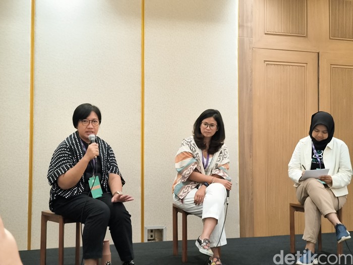 (Kiri-kanan) Program Director Koaksi Indonesia Verena Puspawardini, Public Affairs Communications and Sustainability Manager Amandinda Bumi Nusantara Rachel Nathasia, Dan Business Development Manager Ecoxyztem Ika Juliana sebagai moderator