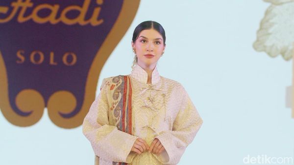 Foto: 10 Koleksi Batik Kembang Parang di Fashion Nation Senayan City