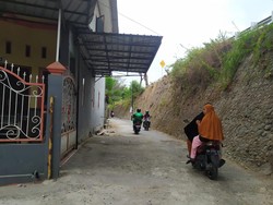 Lurah Tunggu Iktikad Baik Agus Bongkar Sisa Atap Garasi Mobilnya di Jalanan