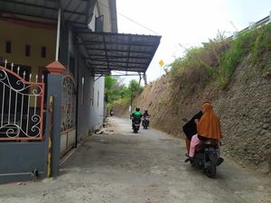 Lurah Tunggu Iktikad Baik Agus Bongkar Sisa Atap Garasi Mobilnya di Jalanan Lurah Tunggu Iktikad Baik Agus Bongkar Sisa Atap Garasi Mobilnya di Jalanan