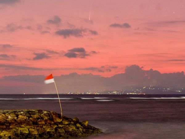 Langka! Komet A3 Melintas di Langit Bali