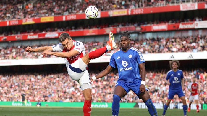 LONDON, ENGLAND - SEPTEMBER 28: Leandro Trossard of Arsenal clears the ball whilst under pressure from Caleb Okoli of Leicester City during the Premier League match between Arsenal FC and Leicester City FC at Emirates Stadium on September 28, 2024 in London, England. (Photo by Julian Finney/Getty Images)