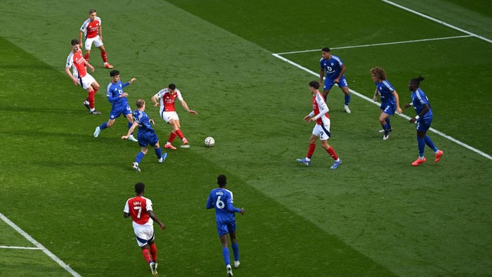 LONDON, ENGLAND - SEPTEMBER 28: Gabriel Martinelli of Arsenal scores his teams first goal during the Premier League match between Arsenal FC and Leicester City FC at Emirates Stadium on September 28, 2024 in London, England. (Photo by Alex Burstow/Arsenal FC via Getty Images)