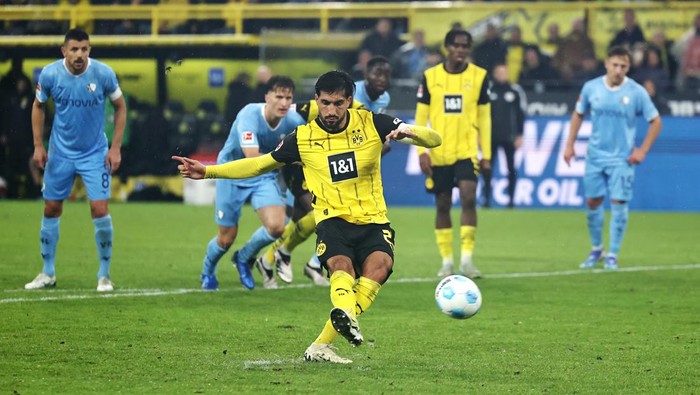 DORTMUND, GERMANY - SEPTEMBER 27: Emre Can of Borussia Dortmund scores the teams second goal from the penalty spot during the Bundesliga match between Borussia Dortmund and VfL Bochum 1848 at Signal Iduna Park on September 27, 2024 in Dortmund, Germany. (Photo by Christof Koepsel/Getty Images)