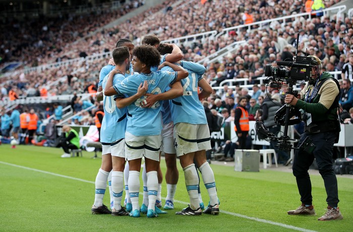 Soccer Football - Premier League - Newcastle United v Manchester City - St James Park, Newcastle, Britain - September 28, 2024 Manchester Citys Josko Gvardiol celebrates scoring their first goal with teammates REUTERS/Scott Heppell EDITORIAL USE ONLY. NO USE WITH UNAUTHORIZED AUDIO, VIDEO, DATA, FIXTURE LISTS, CLUB/LEAGUE LOGOS OR LIVE SERVICES. ONLINE IN-MATCH USE LIMITED TO 120 IMAGES, NO VIDEO EMULATION. NO USE IN BETTING, GAMES OR SINGLE CLUB/LEAGUE/PLAYER PUBLICATIONS. PLEASE CONTACT YOUR ACCOUNT REPRESENTATIVE FOR FURTHER DETAILS..