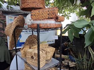 Menyulap Eceng Gondok Jadi Bernilai Ekonomis Menyulap Eceng Gondok Jadi Bernilai Ekonomis