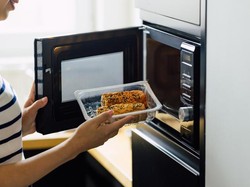 Hindari 5 Kesalahan Pakai Microwave yang Sering Dilakukan Ini