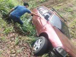 Hendak Diderek Truk, Mobil Ini Malah Terguling ke Perkebunan di Bogor