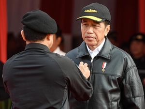 Momen Jokowi Terima Brevet Hiu Kencana di Atas KRI RJW-992