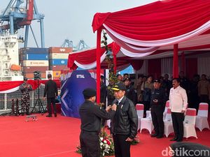 Jokowi Terima Brevet Kehormatan Hiu Kencana di Atas KRI RJW-992