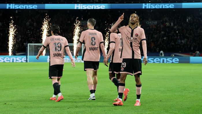 PARIS, FRANCE - SEPTEMBER 27: Bradley Barcola #29 of Paris Saint-Germain celebrate his first goal with teammattes during the Ligue 1 McDonalds match between Paris Saint-Germain and Stade Rennais at Parc des Princes on September 27, 2024 in Paris, France. (Photo by Xavier Laine/Getty Images)