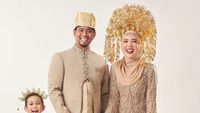 7 Pemotretan Keluarga Fitri Tropica Dengan Adat Minang, Bak Kembali Prewed