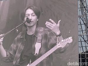 Senandung Lagu Fiersa Besari Buka Konser Sheila On 7 di Bandung Senandung Lagu Fiersa Besari Buka Konser Sheila On 7 di Bandung