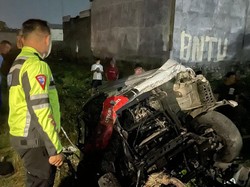 Pikap Muat Bawang Mogok di Perlintasan Nganjuk Tertabrak KA Gajayana