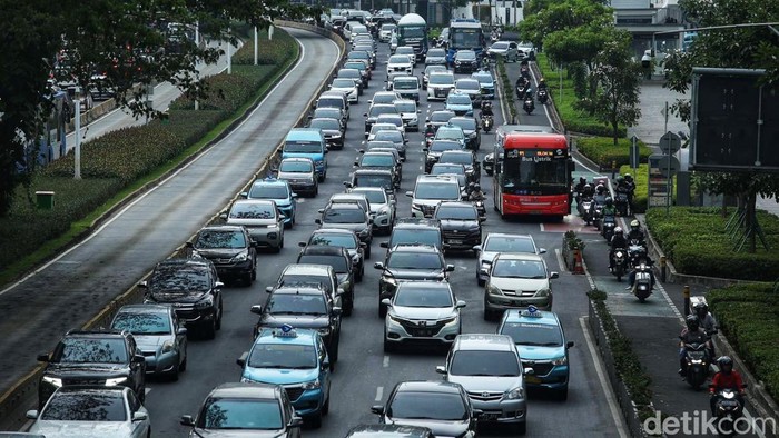 Potret Kemacetan Jakarta Meski Akhir Pekan Kemacetan terjadi di sejumlah ruas jalan di Jakarta, Sabtu (28/9/2024).