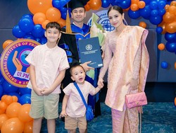 Gaya Nagita Slavina Dampingi Raffi Ahmad Raih Gelar Honoris Causa, Serba Pink