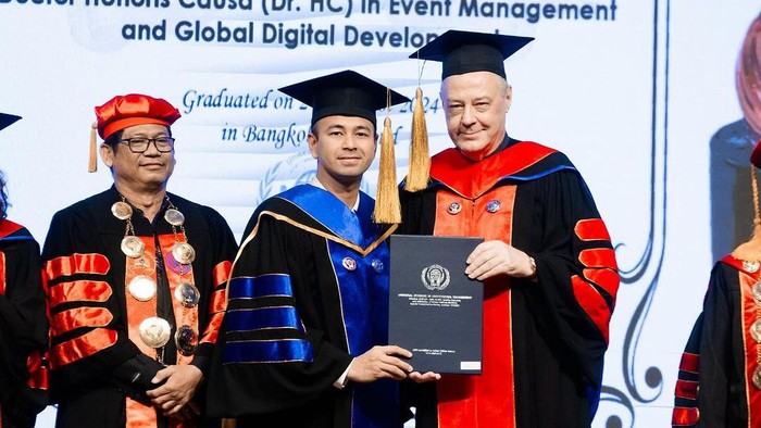 Raffi Ahmad Raffi Ahmad mendapatkan gelar doktor kehormatan atau Doktor Honoris Causa.