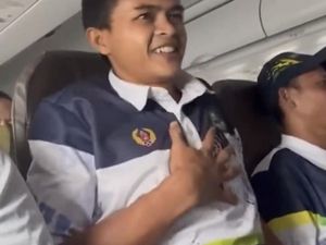 Ekspresi Lucu Rusman Atlet Pacuan Kuda Saat Naik Pesawat Ekspresi Lucu Rusman Atlet Pacuan Kuda Saat Naik Pesawat