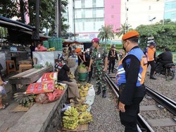 KAI Daop 8 Surabaya Tegas Larang Aktivitas Warga di Jalur Rel