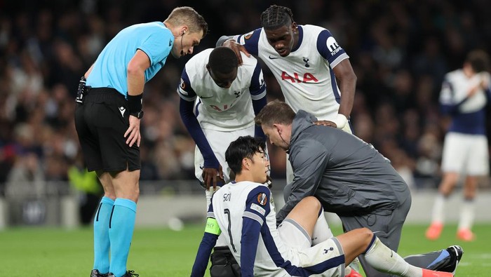 LONDON, ENGLAND - SEPTEMBER 26: Son Heung-Min of Tottenham Hotspur recieves treatment during the UEFA Europa League 2024/25 League Phase MD1 match between Tottenham Hotspur and Qarabag FK at Tottenham Hotspur Stadium on September 26, 2024 in London, England. (Photo by Catherine Ivill - AMA/Getty Images)