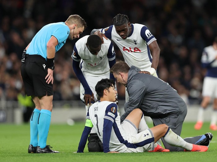 LONDON, ENGLAND - SEPTEMBER 26: Son Heung-Min of Tottenham Hotspur recieves treatment during the UEFA Europa League 2024/25 League Phase MD1 match between Tottenham Hotspur and Qarabag FK at Tottenham Hotspur Stadium on September 26, 2024 in London, England. (Photo by Catherine Ivill - AMA/Getty Images)
