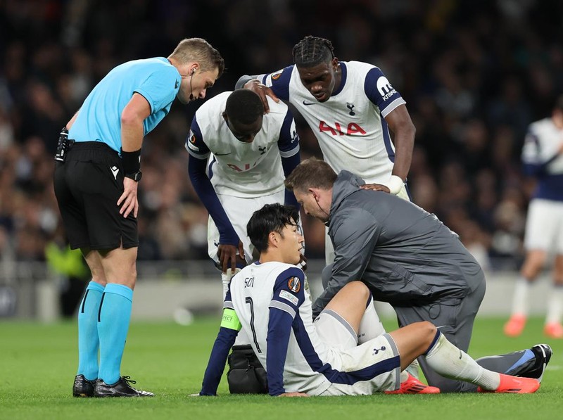 LONDON, ENGLAND - SEPTEMBER 26: Son Heung-Min of Tottenham Hotspur recieves treatment during the UEFA Europa League 2024/25 League Phase MD1 match between Tottenham Hotspur and Qarabag FK at Tottenham Hotspur Stadium on September 26, 2024 in London, England. (Photo by Catherine Ivill - AMA/Getty Images)