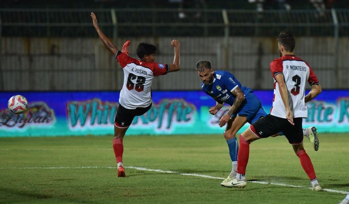 Tyronne del Pino di laga Madura United vs Persib Bandung, Sabtu (28/9/2024).