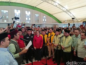 Kukuhkan Relawan Tim Kemenangan Ratu Dewa-Prima Salam, UAS: Manfaatkan Medsos Kukuhkan Relawan Tim Kemenangan Ratu Dewa-Prima Salam, UAS: Manfaatkan Medsos