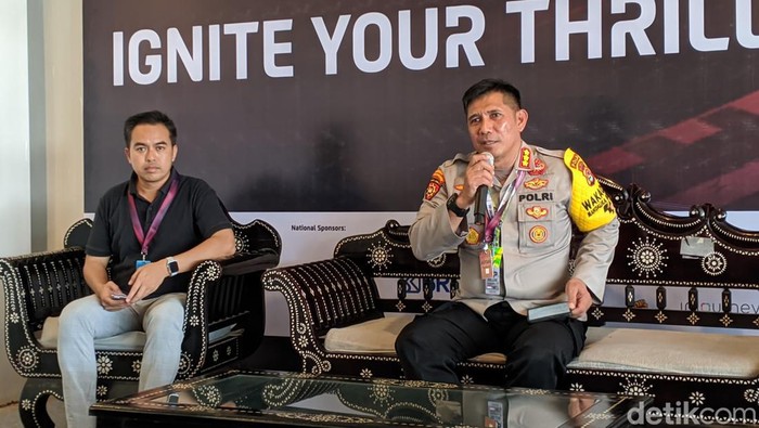 Wakaops Mandalika Gatari 2024, Komisaris Besar Suprayitno, di Media Center Indonesia, Sirkuit Internasional Mandalika, Lombok Tengah, NTB, Sabtu (28/9/2024). (Ahmad Viqi/detikBali) Wakaops Mandalika Gatari 2024, Komisaris Besar Suprayitno, di Media Center Indonesia, Sirkuit Internasional Mandalika, Lombok Tengah, NTB, Sabtu (28/9/2024). (Ahmad Viqi/detikBali)