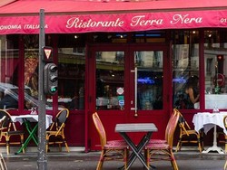 Wanita Ini Makan di Resto yang Ada di Emily In Paris, Begini Komentarnya