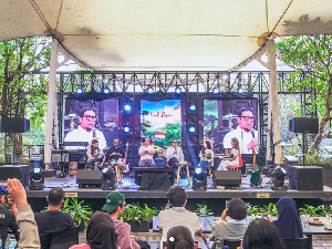 Doli Kurnia: Dari Aktivis, Politisi, hingga Musisi