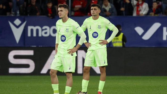 Soccer Football - LaLiga - Osasuna v FC Barcelona - El Sadar Stadium, Pamplona, Spain - September 28, 2024 FC Barcelonas Pedri and Marc Casado look dejected after Osasunas Ante Budimir scores their third goal from the penalty spot REUTERS/Vincent West