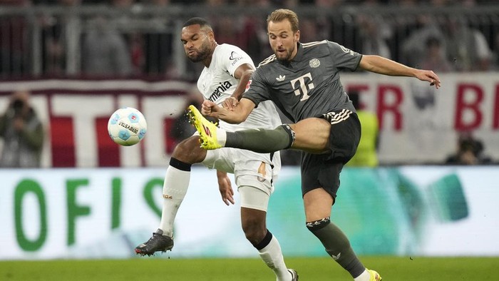 Leverkusens Jonathan Tah, left, and Bayerns Harry Kane vie for the ball during the Bundesliga soccer match between Bayern Munich and Leverkusen at the Allianz Arena in Munich, Germany, Saturday, Sept. 28, 2024. (AP Photo/Matthias Schrader)