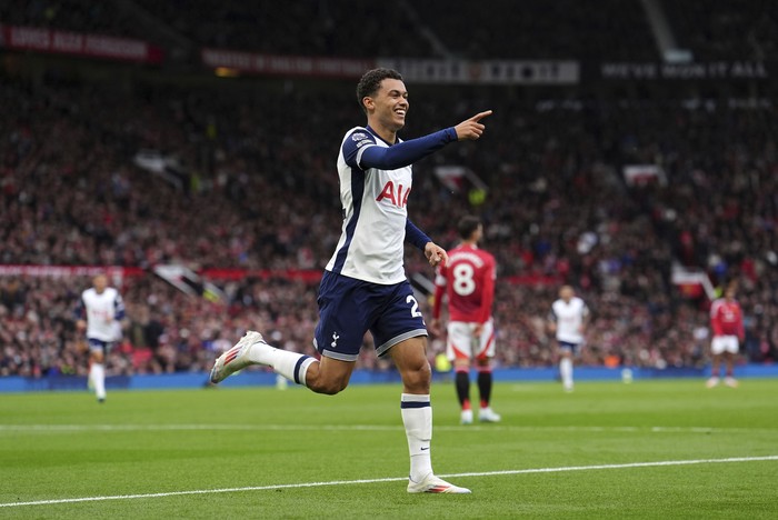 Tottenhams Brennan Johnson celebrates after scoring his sides opening goal during the English Premier League soccer match between Manchester United and Tottenham Hotspur at Old Trafford stadium in Manchester, England, Sunday, Sept. 29, 2024: (Martin Rickett/PA via AP)