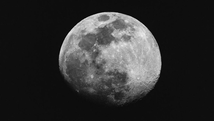 Kenapa Bulan Pelan-Pelan 