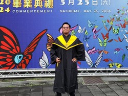 Usia Baru Hampir 22 Tahun, Hendy Lulus dari ITS dengan Tiga Gelar