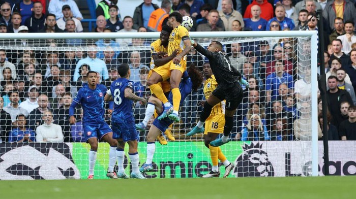 LONDON, ENGLAND - SEPTEMBER 28: Georginio Rutter of Brighton & Hove Albion scores his teams first goal past Robert Sanchez of Chelsea during the Premier League match between Chelsea FC and Brighton & Hove Albion FC at Stamford Bridge on September 28, 2024 in London, England. (Photo by Richard Heathcote/Getty Images)
