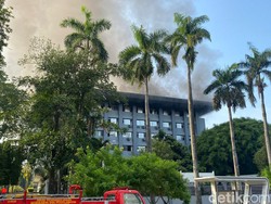 Gedung Bakamla Kebakaran, Asap Hitam Membubung Tinggi