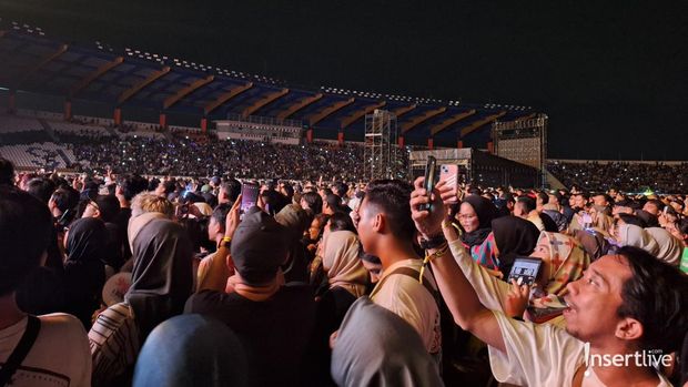 Jadi Pelabuhan Terakhir, Ini Keseruan Konser Sheila On 7 di Bandung