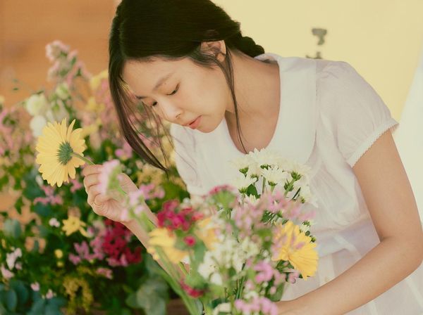 7 Gaya Jennie BLACKPINK Nyamar Jadi Warlok Italia, Tampil Masak Hingga Nyetir